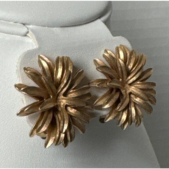 Mid century gold tone flower clip on earings - Picture 4 of 10